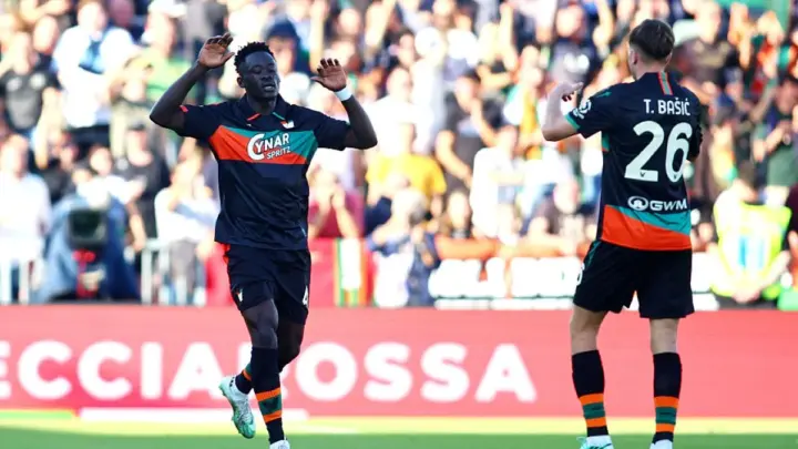 Venezia bate o Napoli e conquista a primeira vitória no Campeonato Italiano