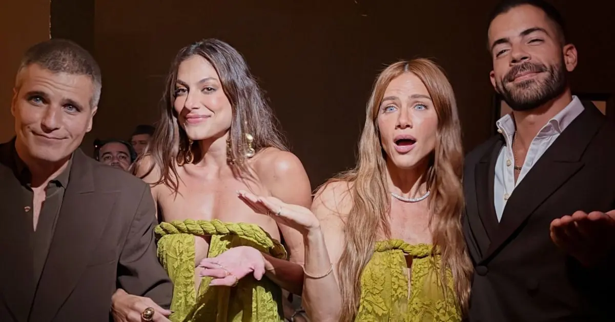 Gio Ewbank e Mari Gonzalez usam mesmo vestido em casamento de Juliette