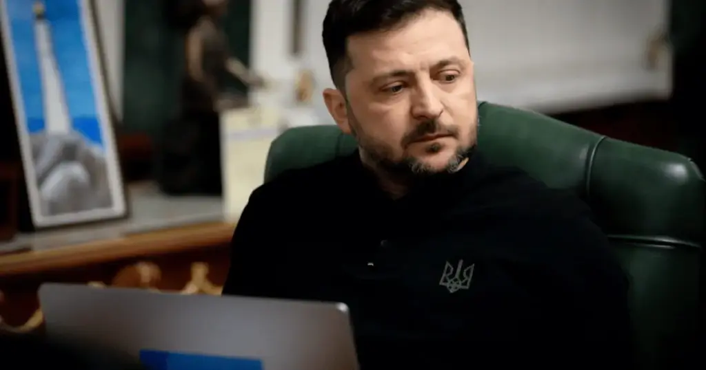 Zelensky anuncia retomada de ataques a refinarias russas e critica Trump