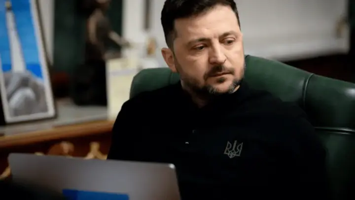 Zelensky anuncia retomada de ataques a refinarias russas e critica Trump