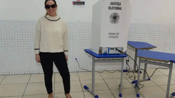 Famosos votam no 2º turno das eleições de 2026; veja