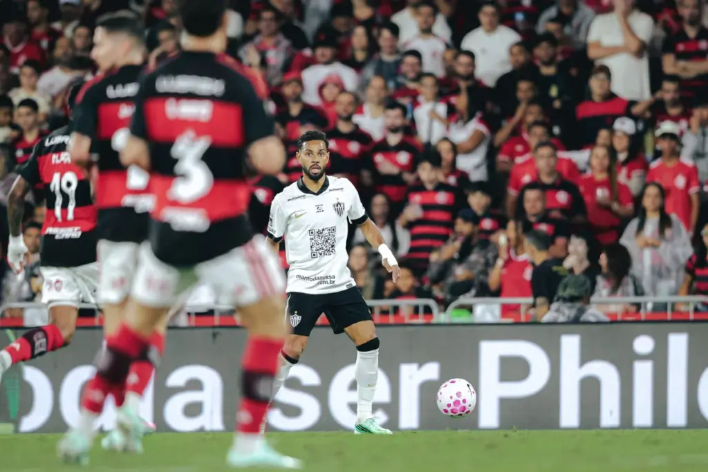 Web reclama de pênalti marcado para o Flamengo, mas Renan Lodi assume falta