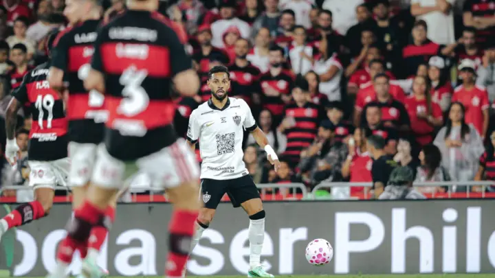 Web reclama de pênalti marcado para o Flamengo, mas Renan Lodi assume falta